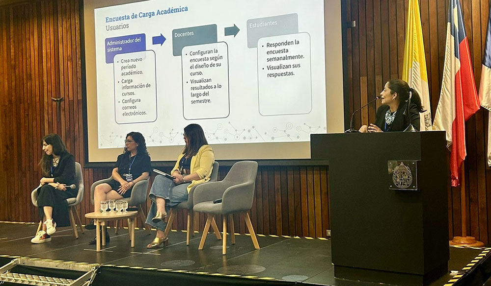 Isabel Hilliger durante una presentación sobre la Encuesta de Carga Académica