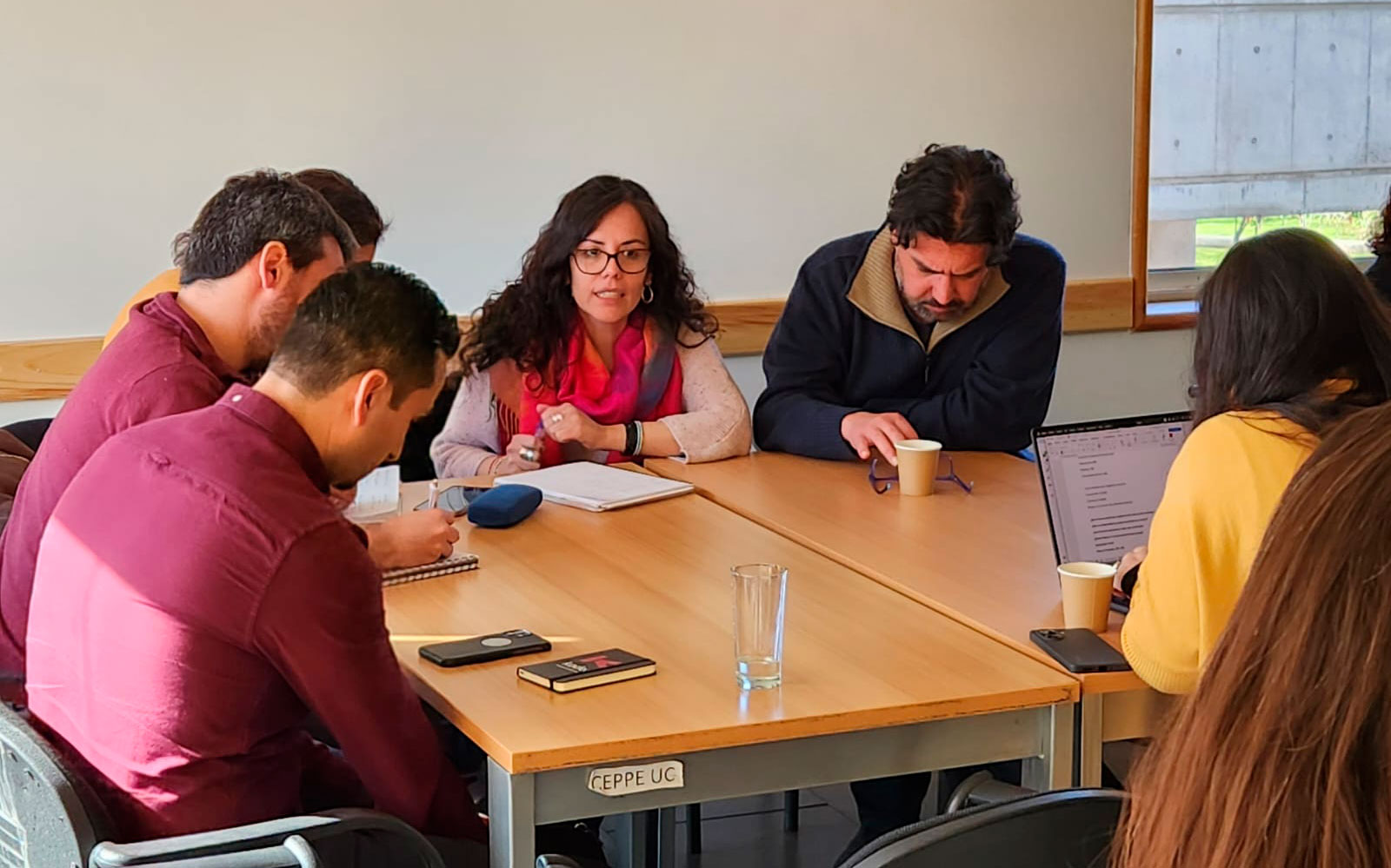 Mesa de trabajo durante el encuentro sobre bienestar digital infantil realizado en la Facultad de Educación UC